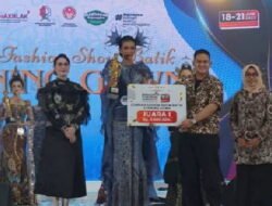Lomba Fashion Show Batik di Bojonegoro, Arumi Bachsin: Keren-keren Banget