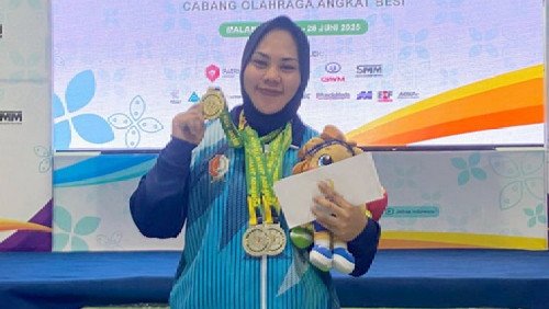 Atlit Angkat Besi Kontingen Asal Bojonegoro Pretty Yuvita Kartika Sari