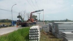 Driver Crane Proyek Pemeliharaan Irigasi di Klepek Kesetrum Listrik Saat Turunkan Tiang Pancang