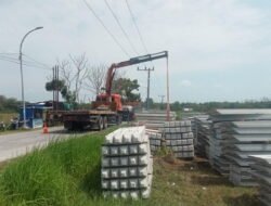 Operator Crane Proyek Pemeliharaan Irigasi di Klepek Kesetrum Listrik Saat Turunkan Tiang Pancang