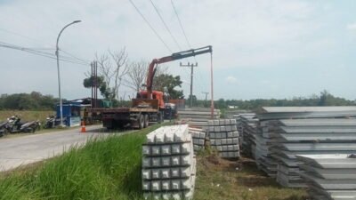 Driver Crane Proyek Pemeliharaan Irigasi di Klepek Kesetrum Listrik Saat Turunkan Tiang Pancang