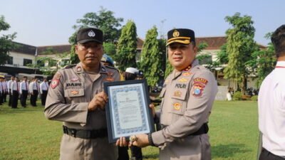Bentuk Apresiasi, Kapolres Jombang Berikan Penghargaan kepada 10 Anggota Berprestasi