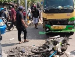Kecelakaan di Kalitidu: Pemotor Luka-Luka Ditabrak Truk saat Hendak Belok