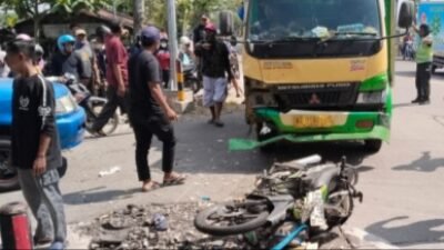 Kecelakaan di Kalitidu: Pemotor Luka-Luka Ditabrak Truk saat Hendak Belok