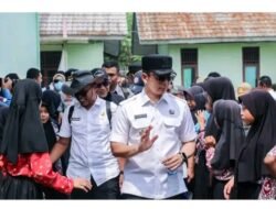 Bupati Egi ‘Blusukan’ ke Pulau Sebesi, Bawa Kado Istimewa: KTP Jemput Bola hingga Renovasi Sekolah