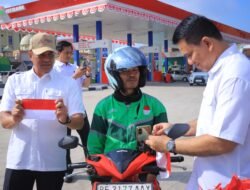 Polda Lampung Bagikan Ribuan Bendera Merah Putih Jelang HUT RI ke-80