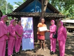 Bhayangkari Ranting Penengahan Bagikan 20 Paket Sembako Jelang HUT RI ke-80 dan HKGB ke-73