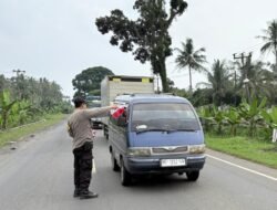 Polsek Katibung Bagikan Bendera Merah Putih Kepada Pengguna Jalan, Semangat HUT RI ke-80
