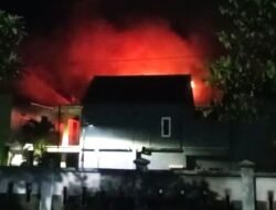 Kebakaran Landa Toko Koperasi Ponpes Attanwir Bojonegoro, Kerugian Capai Ratusan Juta Rupiah