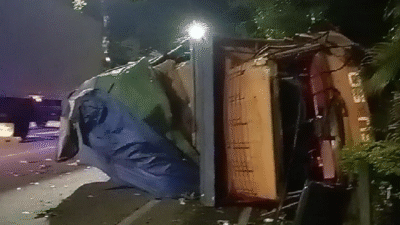 Truck Fuso Bermuatan Tembakau Terguling di Depan Sekolah Model Terpadu Bojonegoro