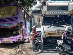 Truk Tronton Tabrak Bus Malam yang Sedang Naikkan Penumpang di Plesungan
