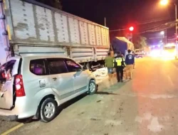 Truck Tronton Seruduk 4 Kendaraan dari Belakang Saat Lampu Merah di Balen