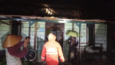 Angin Puting Beliung Rusak Puluhan Rumah di Kalitidu