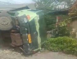 Tabrak Jembatan, Truck Bok Tronton Terguling di Balen, Bojonegoro