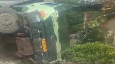 Tabrak Jembatan, Truck Bok Tronton Terguling di Balen, Bojonegoro