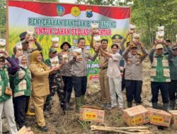 Dukung Swasembada Pangan, Kapolres Jombang Serahkan Bantuan Bibit Jagung Kepada Gapoktan Desa Katemas Kecamatan Kudu