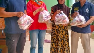 Squad Nusantara DPC Jombang Bagikan Sembako untuk Warga di Penghujung Ramadhan
