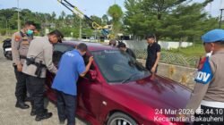 Bermodal Ranting Kayu,  Polisi Sigap Beri Bantuan  Pemudik Alami Kunci Mobil Terkunci