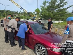Bermodal Ranting Kayu,  Polisi Sigap Beri Bantuan  Pemudik Alami Kunci Mobil Terkunci