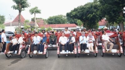 Bupati, Wakil Bupati Bojonegoro dan Para Kepala OPD Naik Becak Listrik Bantuan dari Presiden Prabowo Subianto