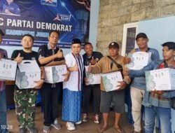 Gus Sentot Bagikan Parsel Lebaran kepada Ratusan Aktivis Media di Jombang