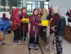 Rangkaikan Halal Bihalal dan Hari Kartini, Dharma Wanita Dikbud Bojonegoro Gelar Lomba Busana Kebaya