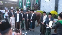 Kapolres Jombang AKBP Ardi Kurniawan Sholat Iduladha Bersama Forkopimda, Serahkan Hewan Kurban ke Ponpes