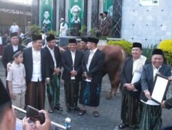 Kapolres Jombang AKBP Ardi Kurniawan Sholat Iduladha Bersama Forkopimda, Serahkan Hewan Kurban ke Ponpes