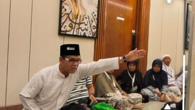 Jamaah Laki-laki Tua Pakai Pampers Saat Ihram