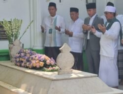 Gibran Hadiri Haul Dan Ziarah KH Abdul Wahab Chasbullah di Bahrul Ulum Jombang