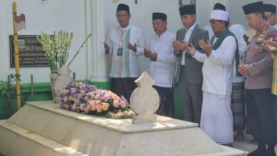 Gibran Hadiri Haul Dan Ziarah KH Abdul Wahab Chasbullah di Bahrul Ulum Jombang