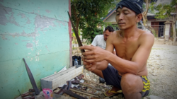 Mengintip Jasa Jamas Pusaka di Desa Tegalkodo, Saat Keris dan Tombak Dirawat Penuh Kehati-hatian