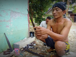 Mengintip Jasa Jamas Pusaka di Desa Tegalkodo, Saat Keris dan Tombak Dirawat Penuh Kehati-hatian