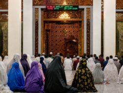 Malam 10 Asyura di Tegalkodo, Gotong Royong Warga Menghadirkan Bahagia Anak Yatim Piatu