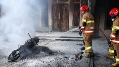 Motor Terbakar Saat Pindahkan Bensin ke Jeriken di Bojonegoro, Api Sempat Merembet ke Rumah Warga