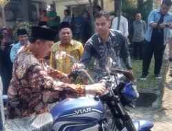Bupati Jombang Warsubi Serahkan 9 Kendaraan Roda Tiga untuk RW Kelurahan Jombatan, Perkuat Pelayanan dan Kebersihan Lingkungan