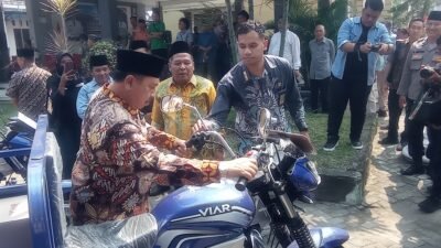 Bupati Jombang Warsubi Serahkan 9 Kendaraan Roda Tiga untuk RW Kelurahan Jombatan, Perkuat Pelayanan dan Kebersihan Lingkungan