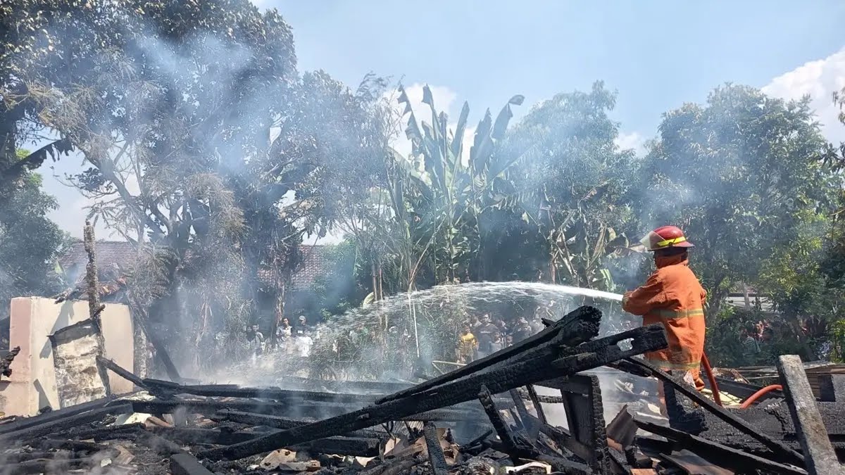Evakuasi petugas bpbd jombang melakukan evakuasi kebakaran rumah mariyam 75 warga dusun tondowesi desa klitih kecamatan plandaan jumat 266 achmad rwradar jombang cte28