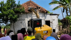 Suami Diduga Selingkuh, Istri Hancurkan Rumah Pakai Ekskavator di Bojonegoro