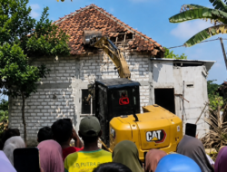 Suami Diduga Selingkuh, Istri Hancurkan Rumah Pakai Ekskavator di Bojonegoro
