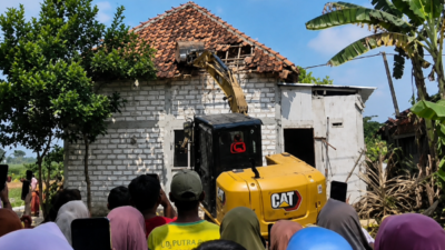 Suami Diduga Selingkuh, Istri Hancurkan Rumah Pakai Ekskavator di Bojonegoro