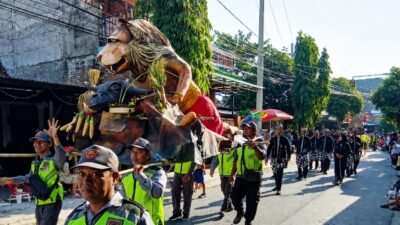 Kirab Tumpeng Perdana Warnai Haul Eyang Singonoyo di Desa Sukorejo
