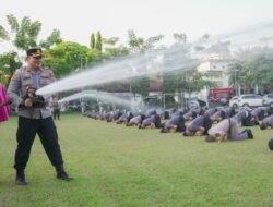 86 Personel Polres Jombang Naik Pangkat, Tradisi Siraman Air Kembang dengan Damkar Jadi Simbol Penyucian Diri Total