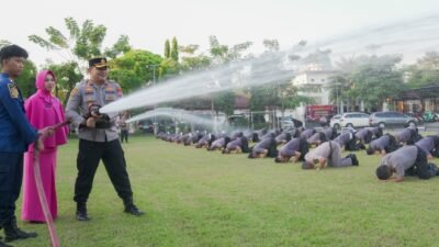86 Personel Polres Jombang Naik Pangkat, Tradisi Siraman Air Kembang dengan Damkar Jadi Simbol Penyucian Diri Total