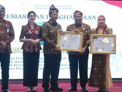 Bupati Warsubi dan Ketua TP PKK Jombang Raih Penghargaan Nasional BKKBN pada Harganas ke-33 Jatim