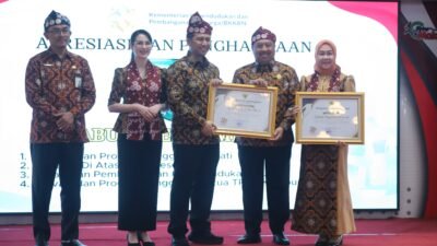 Bupati Warsubi dan Ketua TP PKK Jombang Raih Penghargaan Nasional BKKBN pada Harganas ke-33 Jatim
