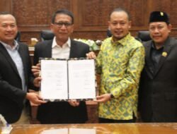 DPRD Bojonegoro Sahkan Dua Raperda, Bupati Minta Perangkat Daerah Segera Siapkan Aturan Pelaksana