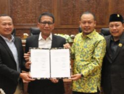 DPRD Bojonegoro Sahkan Dua Raperda, Bupati Minta Perangkat Daerah Segera Siapkan Aturan Pelaksana