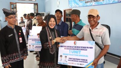 Wakil Bupati Bojonegoro Nurul Azizah didampingi Kepala Dinas Ketahanan Pangan dan Pertanian (DKPP) Bojonegoro Zaenal Fanani menyerahkan bantuan Alat dan Mesin Pertanian (Alsintan)