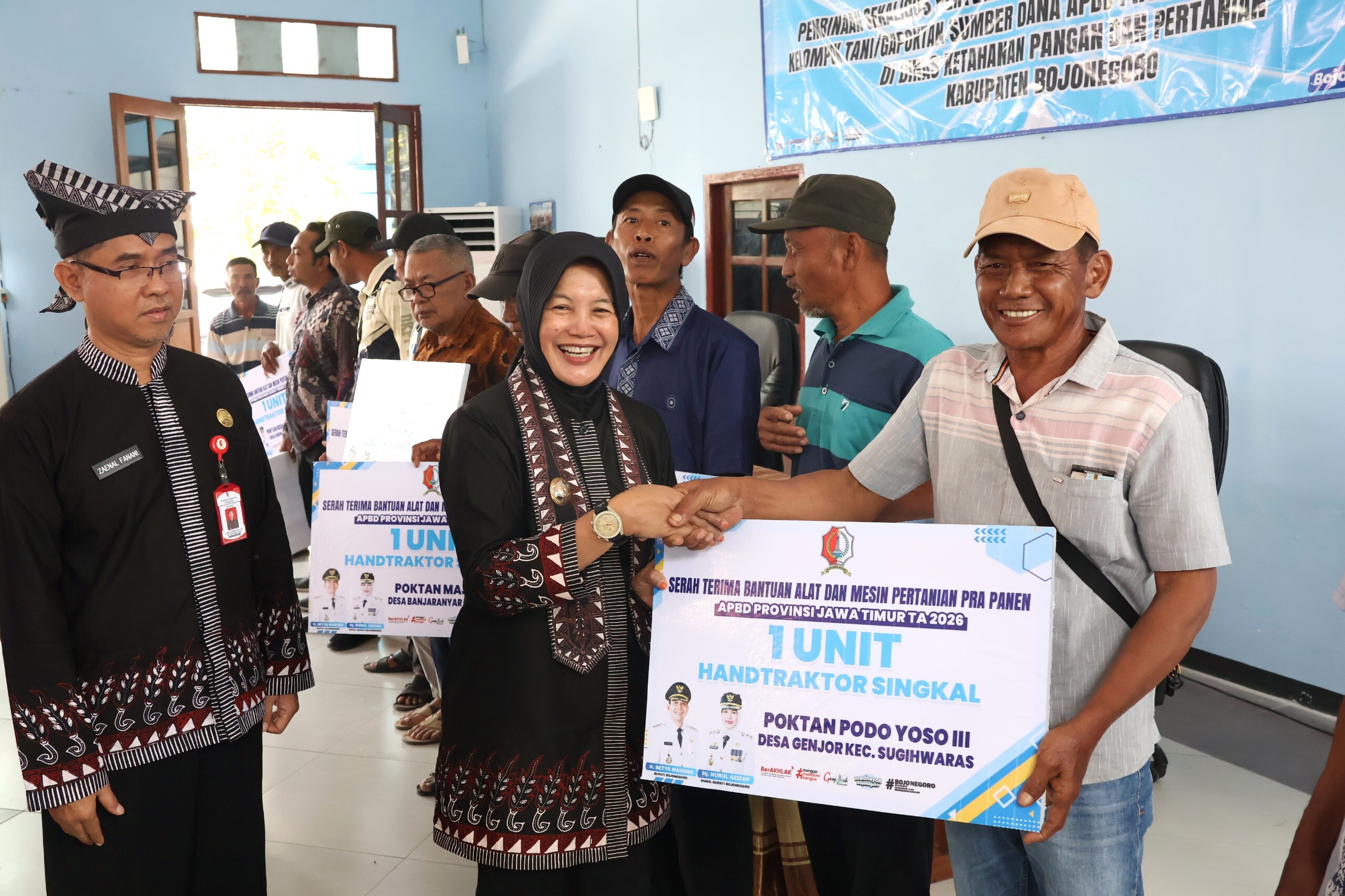 Wakil Bupati Bojonegoro Nurul Azizah didampingi Kepala Dinas Ketahanan Pangan dan Pertanian (DKPP) Bojonegoro Zaenal Fanani menyerahkan bantuan Alat dan Mesin Pertanian (Alsintan)